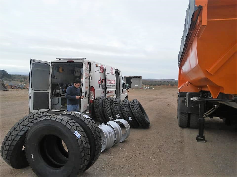 Unidad Móvil Asistencia 24H Reparación de Neumáticos en Extremadura J.A
