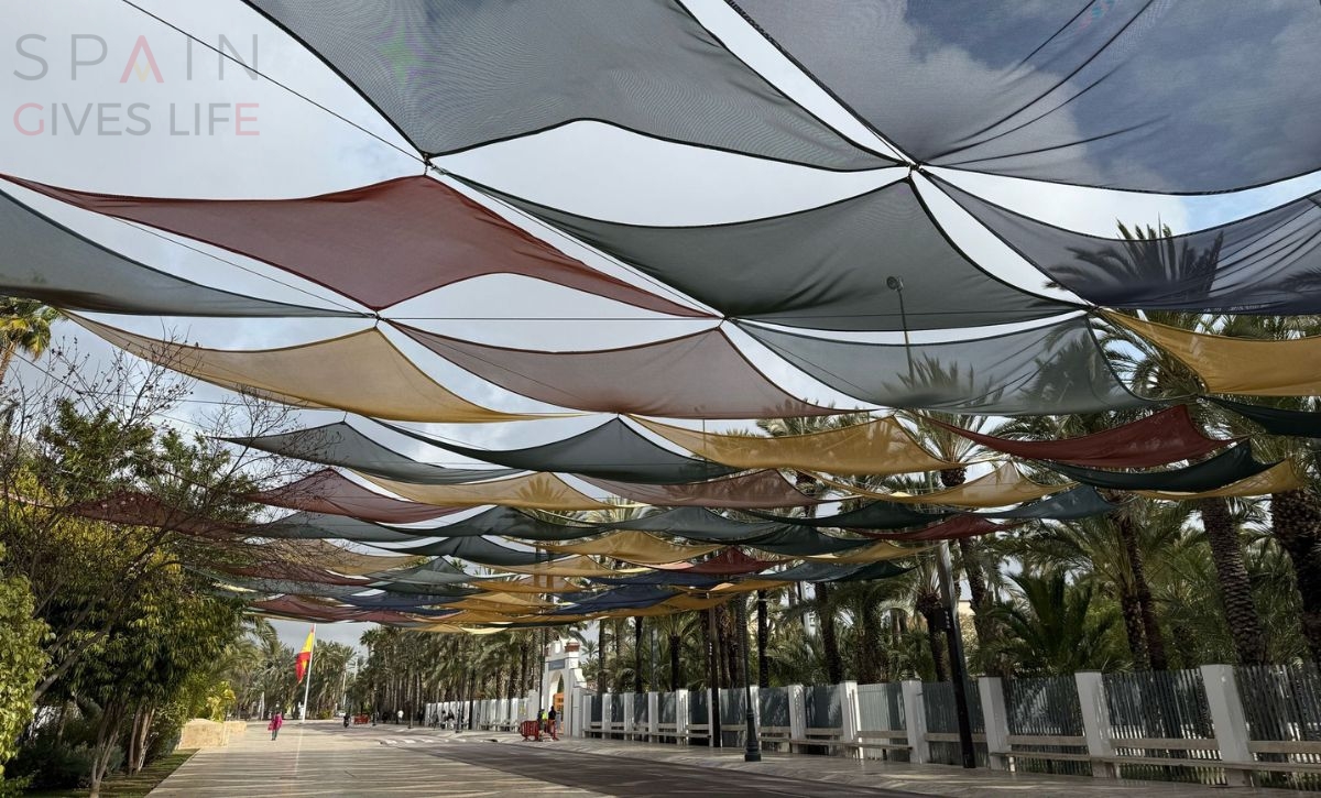 Toldos para dar sombra en calles en Extremadura